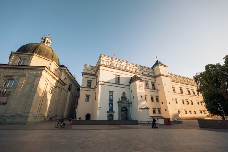 GoVilnius-Cathedral-Square-PalaceOfGrandDukes-Summer-AHOY-2025-Small (14)