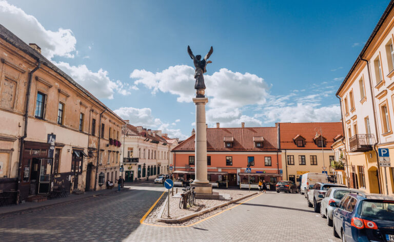 GoVilnius-Uzupis Uzupio angelas aikste vasara diena horizontali Walkable Vilnius